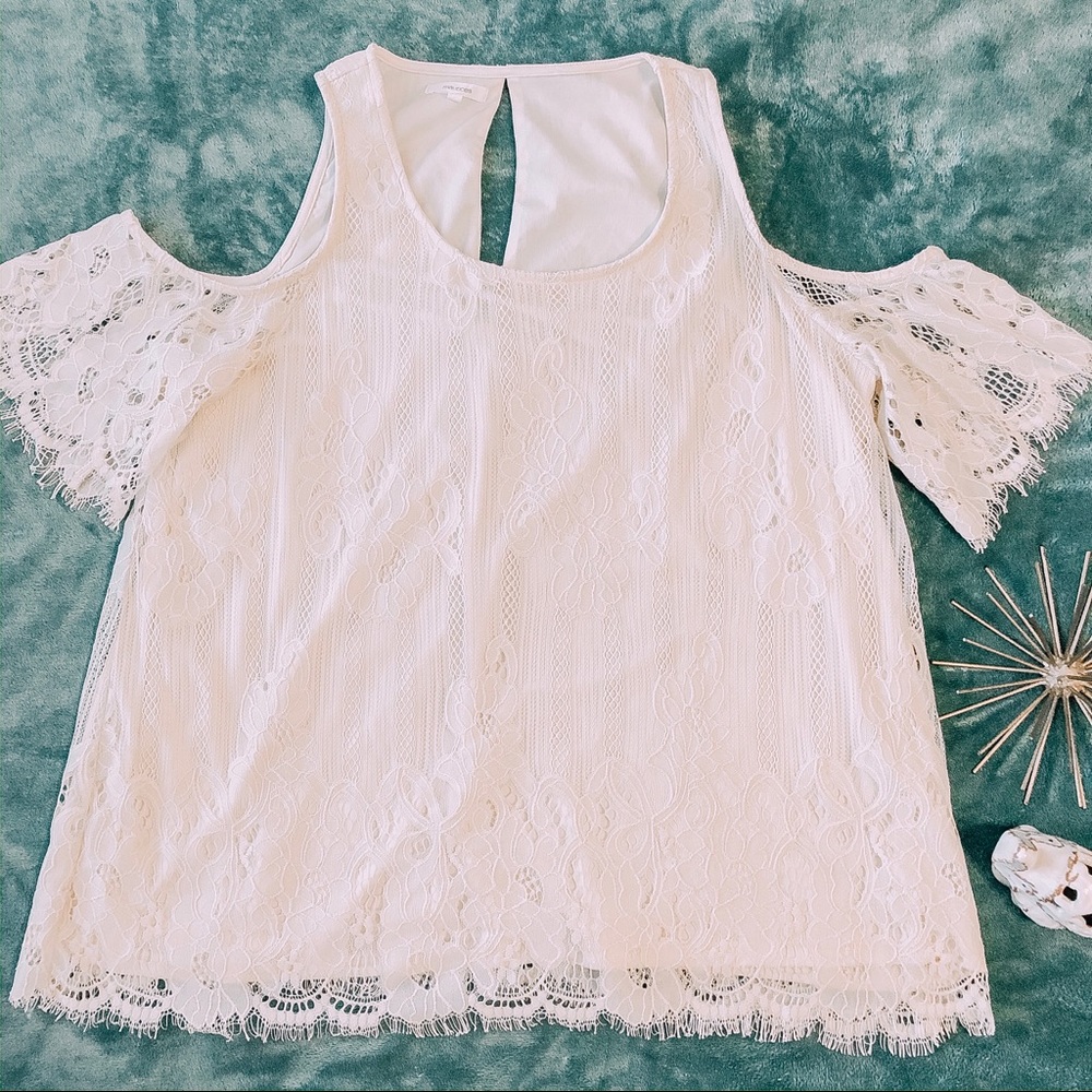 🌸Beautiful off the shoulder lace blouse🌸